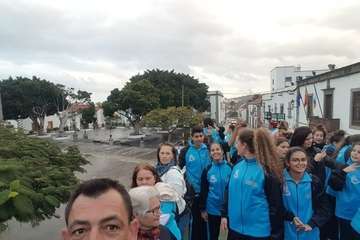 La  carroza anunciadora del Carnaval recorrió este miércoles el centro de la ciudad (Foto TA)
